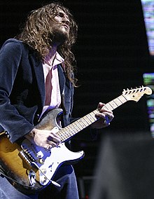 Frusciante performing in 2006