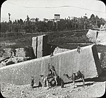 "صخرة المرأة الحامل" في أوائل القرن العشرين ، ومعبد جوبيتر في الخلفية