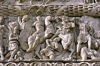 Galerius (L) napada Narses (D). Slavolok Galerius in Rotunda.