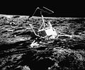 Місячний зонд Сервеєр-3 (NASA), що спустився на поверхню Місяця 20 квітня 1967 року. Знімок зроблений членом експедиції Аполон-12 Аланом Біном 24 листопада 1969 року.
