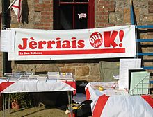 Stand avec une banderole « Jèrriais OK! »
