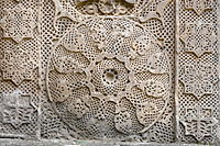戈沙万克的亚美尼亚十字架石细节图，1291年。装饰没有直接切穿石板，因此这是严格意义上的浮雕，给人一种镂空的印象。