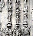 Signa (insegne) della legione nei rilievi dell'epoca di Marco Aurelio, presenti nell'arco di Costantino; tra l'altro è possibile notare la damnatio memoriae che colpì il ritratto di Commodo (primo in basso) nel vessillo centrale.