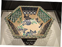 镂空六角形碗，约1731 – 1752，日本，艺术家不详，釉上彩炻器