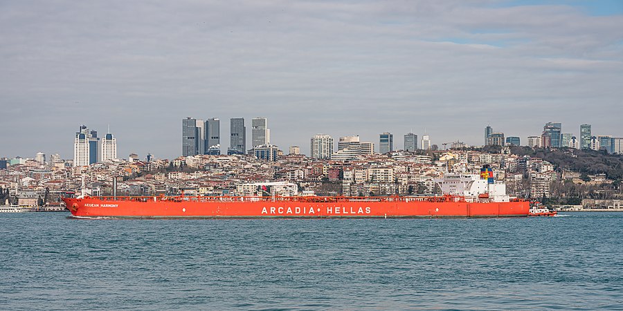 博斯普鲁斯海峡上的“爱琴海和谐号”油轮。背景是土耳其伊斯坦布尔贝西克塔什的景色。