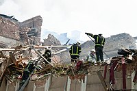 Рятувальники розбирають завали частково зруйнованого Будинку офіцерів