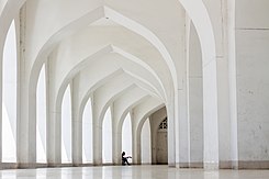 Interieur van Baitoel Moekarram, de nationale moskee in de Bengaalse hoofdstad Dhaka