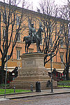 Памятник на проспекте Независимости в Болонье