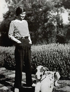 Coco Chanel într-o bluză de marinar cu pantaloni (1928)