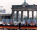 Ronald Reagan när han höll sitt berömda tal vid Berlinmuren den 12 juni 1987. Berlinmuren kan ses i bakgrunden (det vita med klotter på).