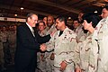 Rumsfeld tapaa Yhdysvaltain joukkoja Qatarissa, 2002