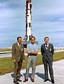 Edgar Mitchell (vľavo), Alan Shepard (v strede) a Stuart Roosa (vpravo) pózujú pred raketou Saturn V, 9. november 1970