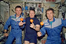 Слева: Гидзенко, Шеперд и Крикаљов уживају уз свеже воће током боравка на МСС.