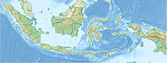 Mapa konturowa Indonezji, blisko centrum po lewej na dole znajduje się punkt z opisem „miejsce bitwy”