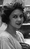 Лита Грей в образе флиртующего Ангела в фильме Чаплина «Малыш»