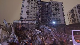 Földrengésben összdőlt épület Diyarbakırban