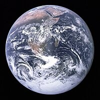 アポロ17号から見た地球（ザ・ブルー・マーブル）。（1972年12月7日） 出所：NASA