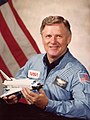 30 august: Don L. Lind, om de știință, ofițer naval, și astronaut american