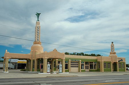 U-Drop Inn, o benzinărie și diner pe U.S. Highway 66 din Shamrock (Texas) (1936), acum un monument istoric