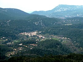 A view of Méounes-lès-Montrieux from the nearby hillside