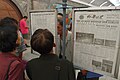 평양 지하철도역 승강장에서 신문을 읽고 있는 승객들