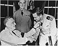 הנשיא רוזוולט מעניק את המדליה לג'ון בלקלי, יולי 1942