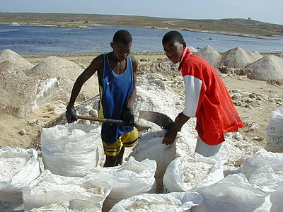 Добыча соли на островах Кабо-Верде