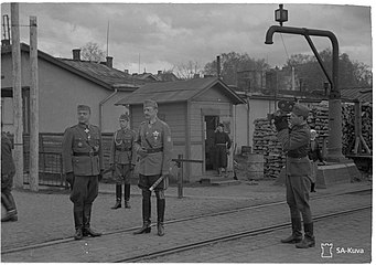 TK photographer Felix Forsman photographing Field Marshal Mannerheim and General Heinrichs at the Mikkeli railway station.