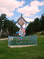 Дерев'яний хрест із зображенням Почаївської ікони, вбраний у традиційні українські рушники з села Бакоти Кременецького району