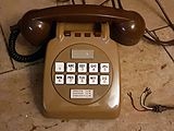 ב-1962 הוצג לראשונה ביריד העולמי הטלפון הנייח בו לוחצים על כפתורים על מנת לחייג מספרים אשר יחליף בהדרגה את טלפון החוגה בעשורים הבאים