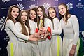 Roksana Wegiel drži trofejo z njenimi plesalkami na Mladinski Evroviziji 2018