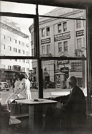 בניין סנסור וכיכר ציון בירושלים, מבט מבעד לחלון הראווה של קפה ״וינה״, 1950.