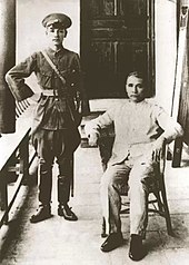 Chiang Kai-shek herforingi og Sun Yat-sen (sitjandi). Sun var læknir, byltingarmaður og stjórnmálaleiðtogi. Hann er álitinn einn af stofnfeðrum kínverska lýðveldisins og nýtur enn í dag mikillar virðingar í Kína.