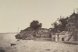 1858 صورة لساتي تشورا غات على ضفاف نهر الجانج، حيث فقد الكثير من الرجال البريطانيين حياتهم في 27 يونيو 1857، واحتجز المتمردين النساء والأطفال.