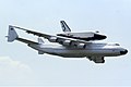 El An-225 transportando el Transbordador Burán en el Paris Air Show de 1989.