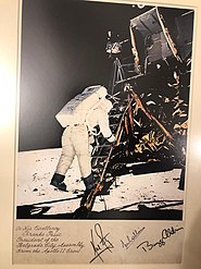 Поклон Бранку Пешићу са потписима астронаута Апола 11, од којих су Нил Армстронг и Баз Олдрин постали први људи који су шетали Месецом