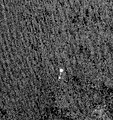 Raumsonde Phoenix, unter ihrem Fallschirm hängend, über der Marsoberfläche aufgenommen von dem Marsorbiter MRO.