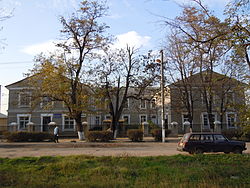 Будівля амбулаторії в центрі містечка