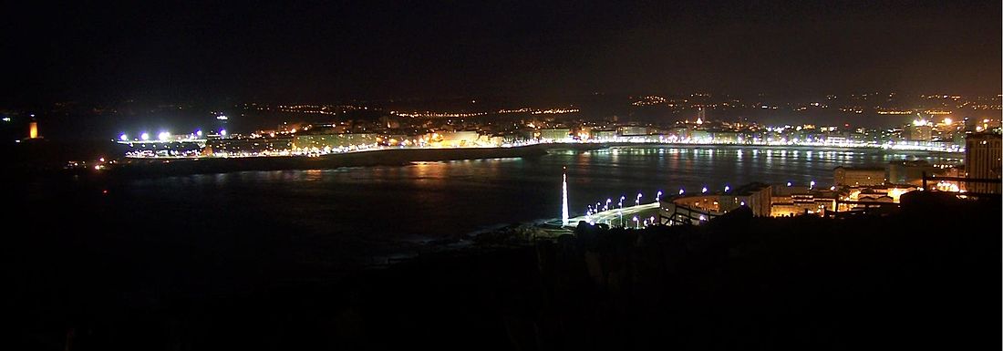 Baía do Orzán vista desde o monte de San Pedro. Pódese observar a Torre de Hércules no extremo esquerdo da panorámica.