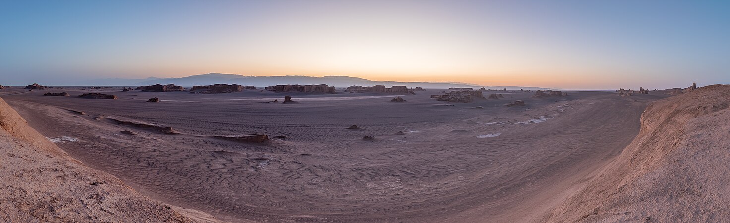 伊朗盧特沙漠日落时分的180度全景照。