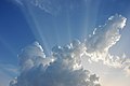 從積雨雲後方透出的云隙光，攝於美國德州普萊諾