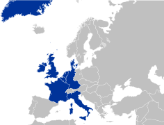 1973. aastal toimus ühenduse põhjasuunaline laienemine, millega Euroopa Majandusühenduse liikmeteks said Iirimaa ja endised EFTA riigid Suurbritannia ja Taani. Koos Taaniga liitus EMÜga Gröönimaa. Viimane astus aga aastal 1985 EMÜ-st välja. Sellekohane referendum toimus 1982. aastal