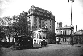El Plaza hacia 1920. A la derecha, la residencia Tornquist (demolida)