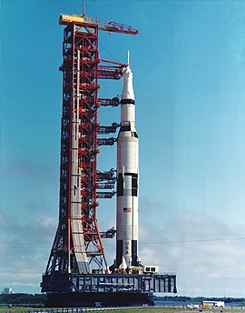 Vývoz nosnej rakety Saturn V pre misiu Apollo 11 z montážnej haly VAB k štartovacej rampe, 20. máj 1969