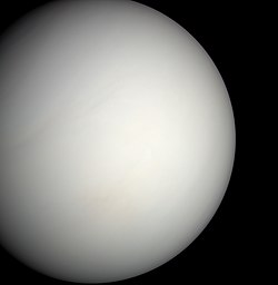 Fotografija Venere u stvarnoj boji, slikana letjelicom Mariner 10. Površina je zaklonjena gustim oblacima sumporne kiseline.