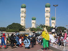 Iskolai ünnepély (Mardi Gras - Húshagyókedden) Dakar egy mecseténél a háttérben