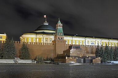 Нічний вид на Сенатський палац в кремлі, Сенатську вежу кремля та Мавзолей Леніна на Красній площі