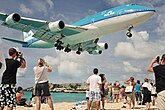 KLM 747-400 bahando na Princess Juliana Airport riba e playa di Maho na Sint Maarten