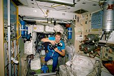 Сергеј Крикаљов фотографише унутрашњост станице током првих дана Експедиције 1.