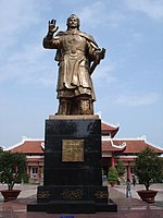 Tượng đài Hoàng đế Nguyễn Huệ ở Bảo tàng Quang Trung